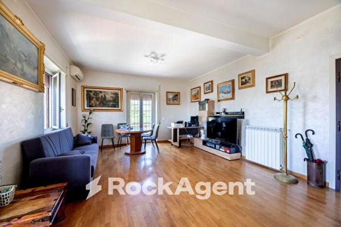 Appartamento trilocale in vendita in Via Tuscolana, Roma