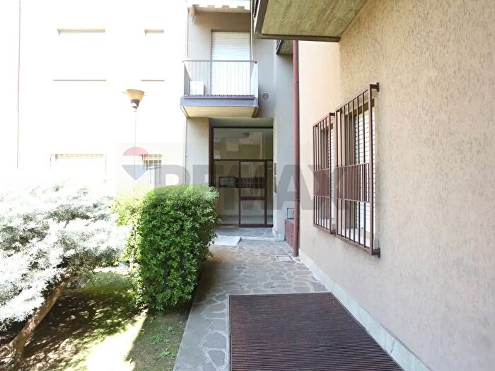 Appartamento trilocale in vendita in Via Vittorio Veneto, Bonate Sotto