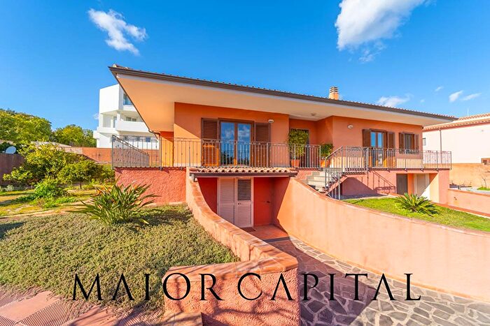 Casa con 9 locali in vendita in Via Londra, Olbia