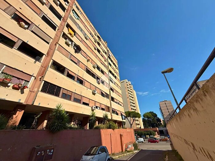 Appartamento trilocale in vendita in Via Kafka, Roma