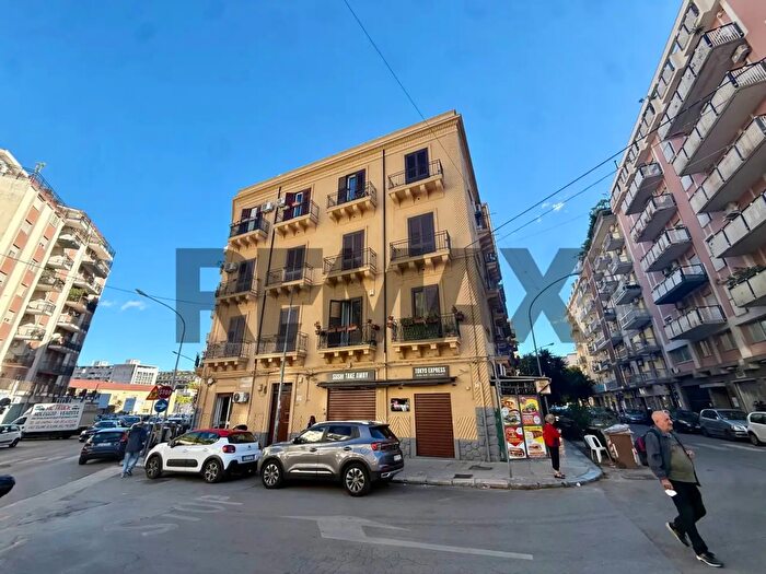 Appartamento trilocale in affitto in Piazza Raffaele Busacca, Palermo