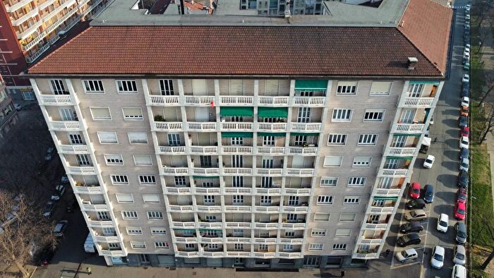 Appartamento trilocale in vendita in Corso Giulio Cesare Torino, Torino