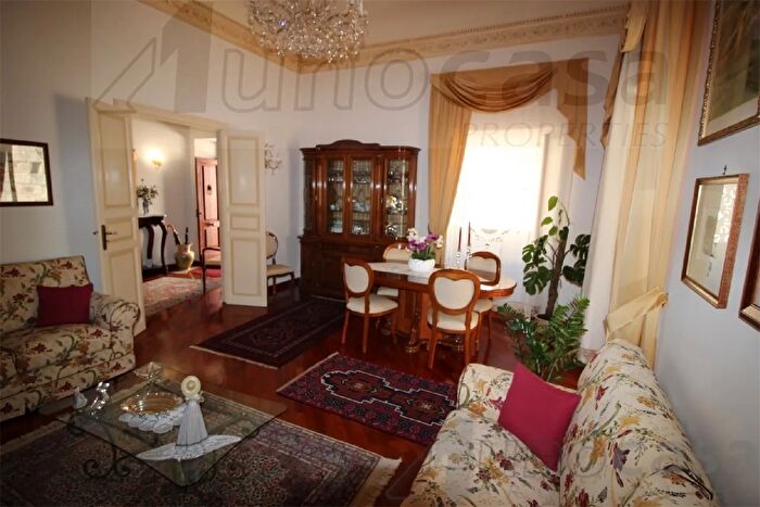 Casa con 7 locali in vendita in Scicli