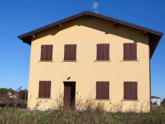 Casa con 8 locali in vendita in Cento