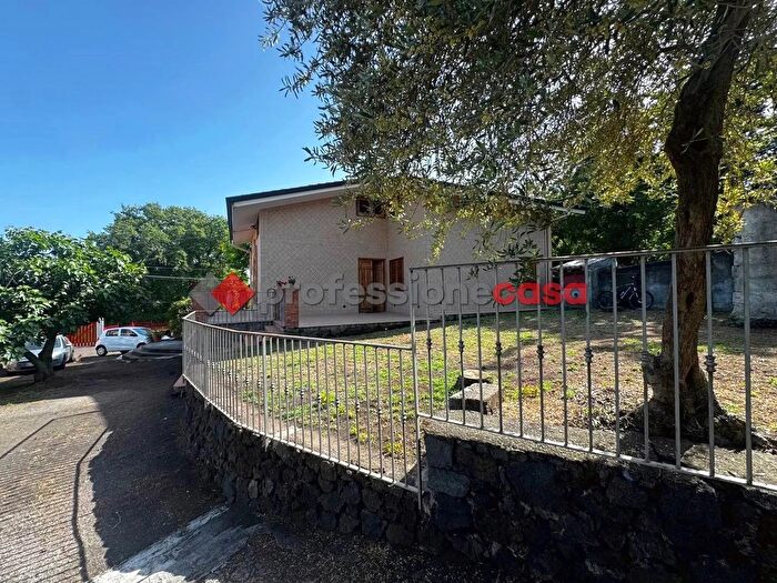 Casa con 6 locali in vendita in Via Galileo Galilei, Aci SantAntonio