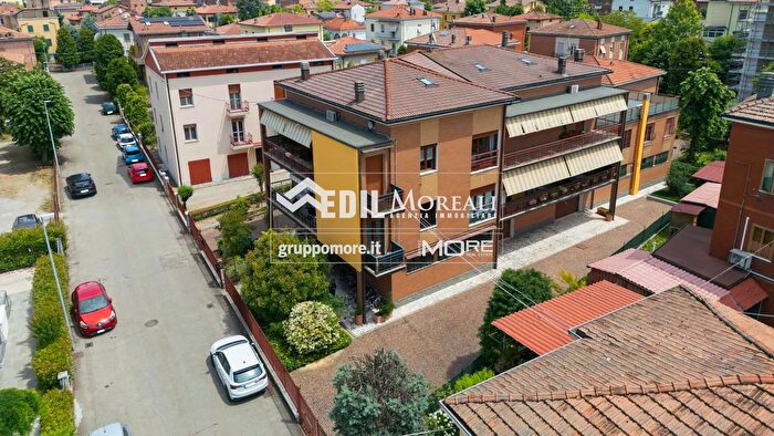 Appartamento con 5 locali in vendita in Via Alba, Modena
