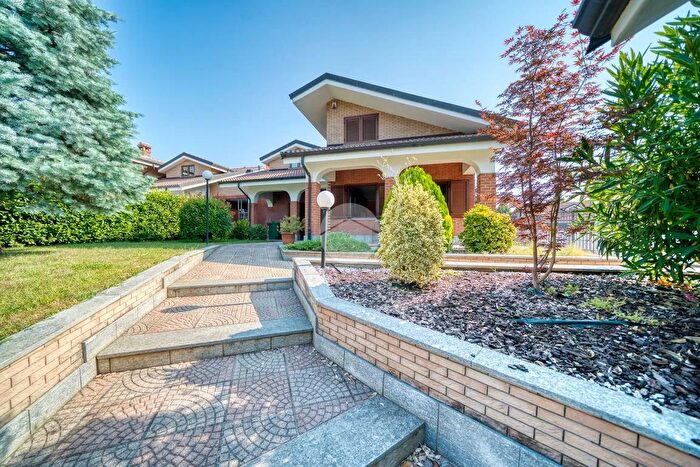 Casa con 8 locali in vendita in Orbassano