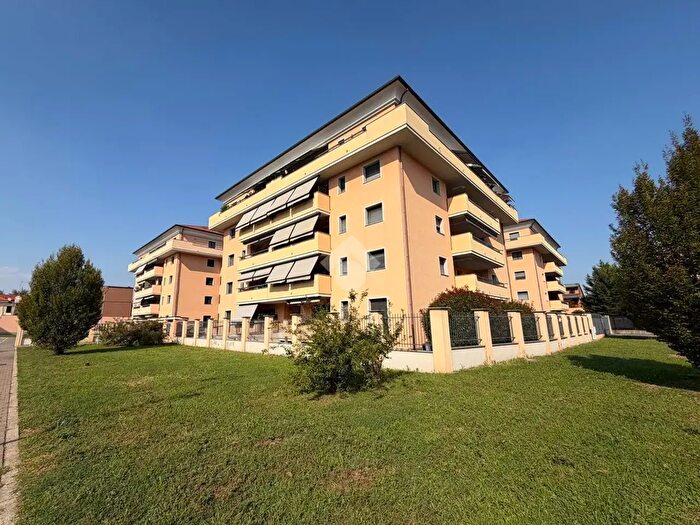 Appartamento bilocale in vendita in Via Fratelli Sanchioli, Magenta