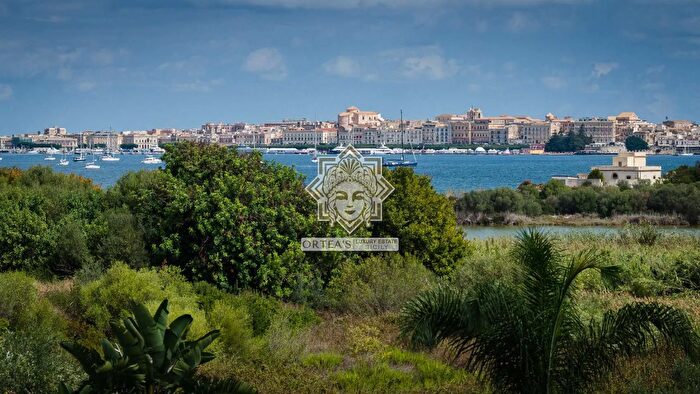 Casa con 15 locali in vendita in Via Masseria Italia, Siracusa