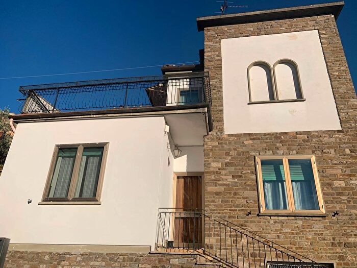 Casa con 5 locali in vendita in Reggello