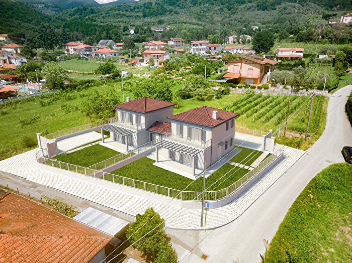 Casa con 6 locali in vendita in Via Isola, Luni