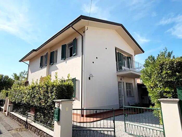 Casa con 6 locali in vendita in Viale Novembre, Forte Dei Marmi