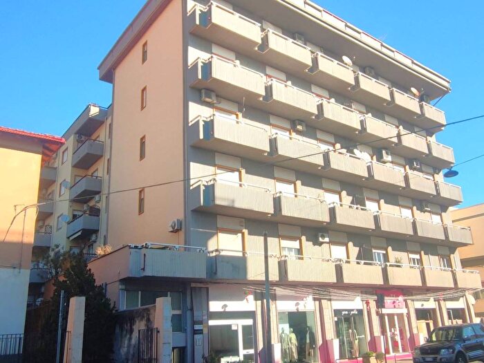 Appartamento con 6 locali in affitto in Via Emanuele Bellia, Paternò