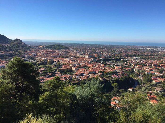 Appartamento trilocale in affitto in Via Luigi Staffetti, Centro, Massa