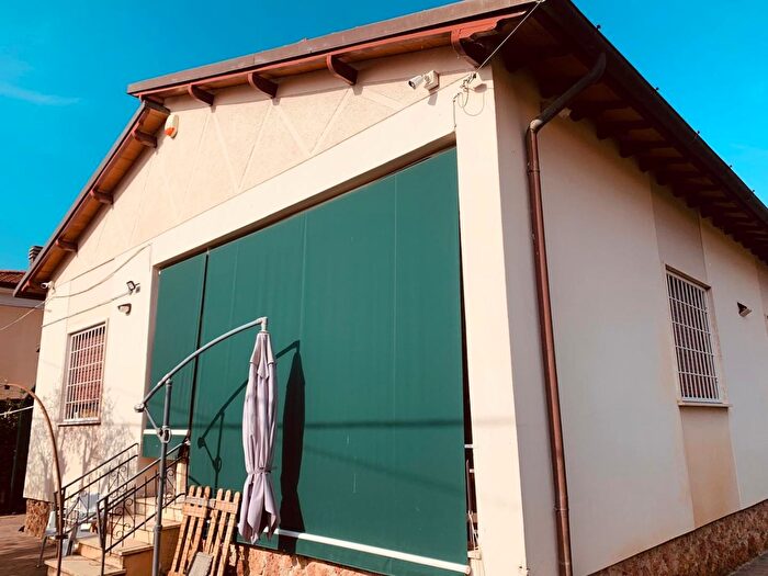 Casa con 6 locali in vendita in Camaiore