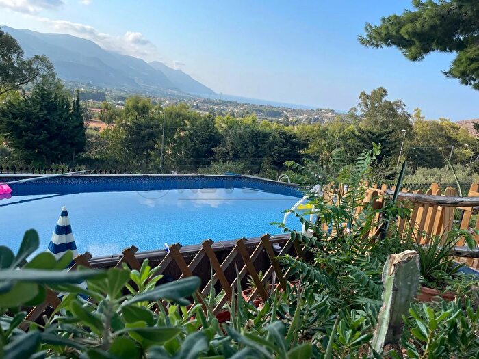 Casa con 12 locali in vendita in Castellammare Del Golfo