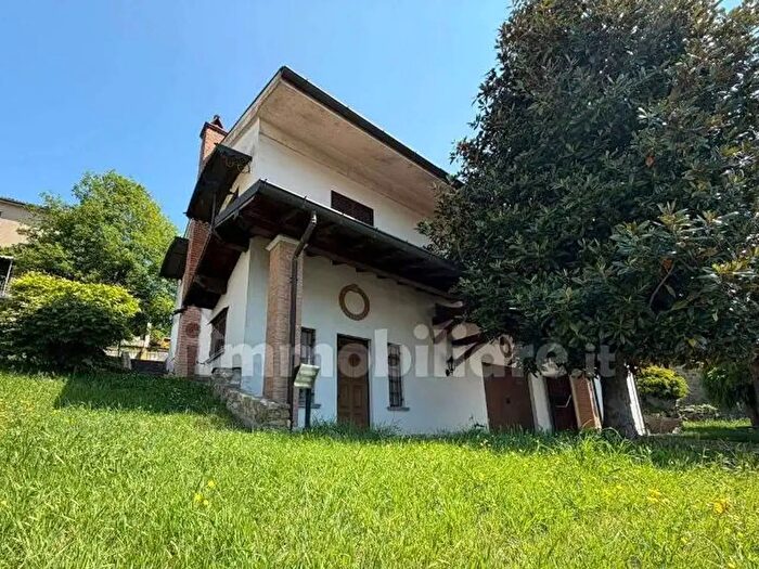 Casa con 8 locali in vendita in Canneto Pavese
