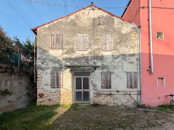 Casa con 6 locali in vendita in Via Vicolo Castello, Monteviale