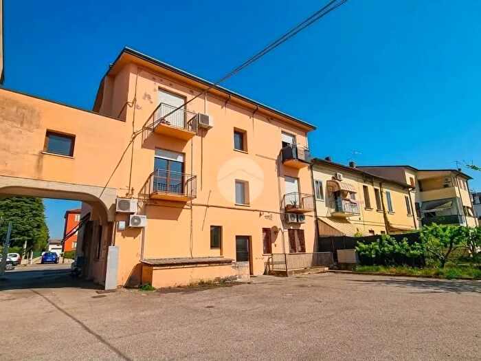 Appartamento trilocale in vendita in Via Strà, Caldiero