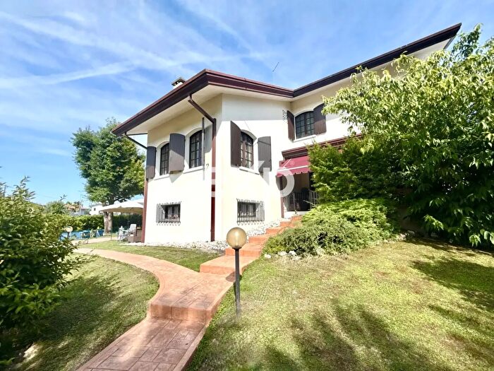 Casa con 8 locali in vendita in San Dona' Di Piave