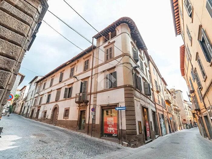 Appartamento quadrilocale in vendita in Largo Cesare Battisti, Viterbo