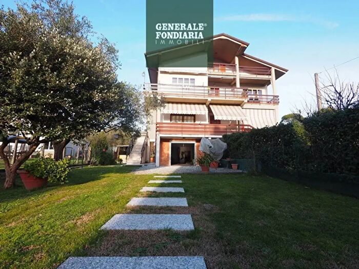 Casa con 5 locali in vendita in Bolano