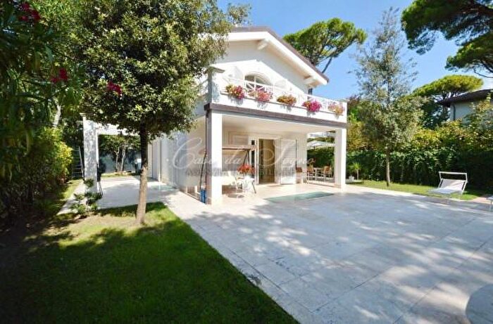 Casa con 5 locali in vendita in Via Cesare Battisti, Forte Dei Marmi