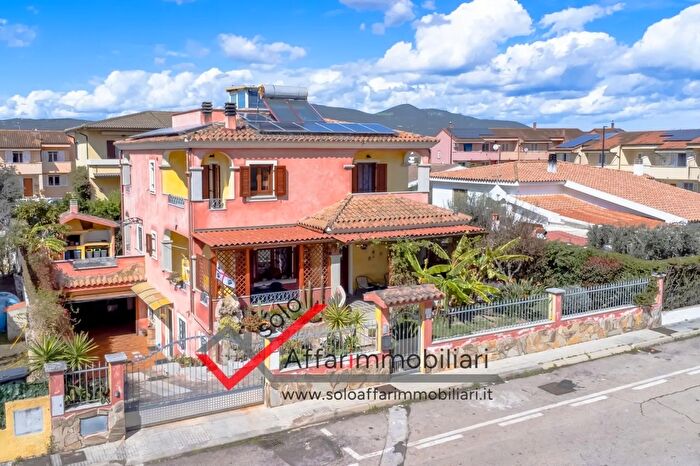 Casa con 10 locali in vendita in Via Copernico, Olbia