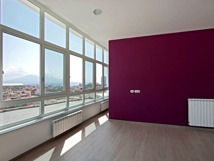 Casa con 6 locali in affitto in Stella Materdei, Napoli