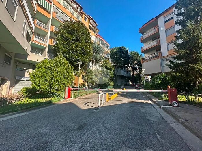 Appartamento trilocale in vendita in Via Nuova San Rocco, Napoli