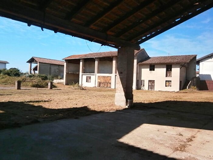 Casa con 6 locali in vendita in Mortara