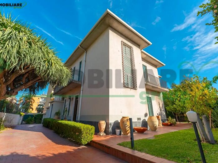 Casa con 10 locali in vendita in Via Pidatella, Catania