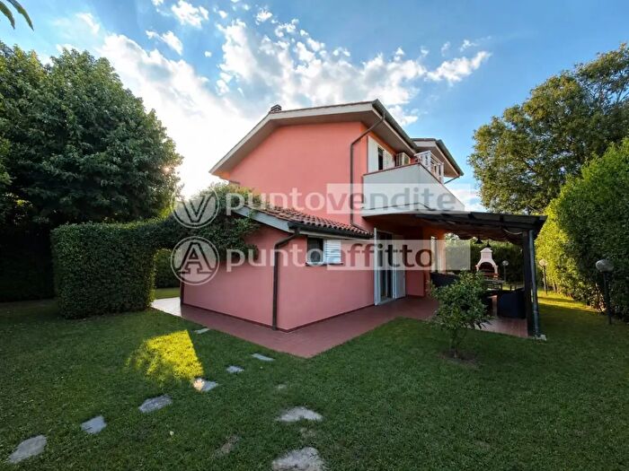 Casa con 7 locali in vendita in Larga, Lucca