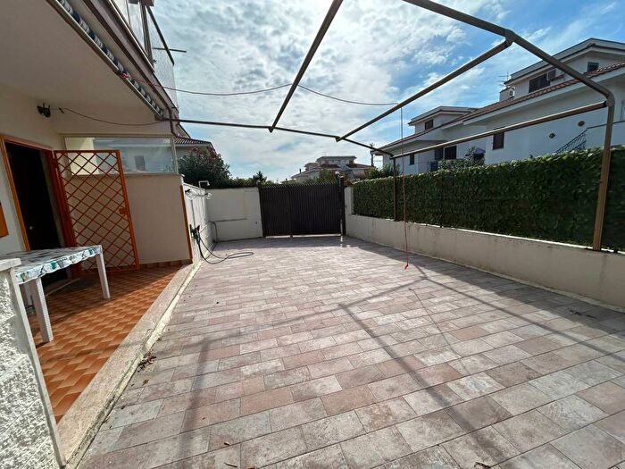 Appartamento trilocale in affitto in Via Arezzo, Lido dei Coralli Sabbiedoro, Ardea