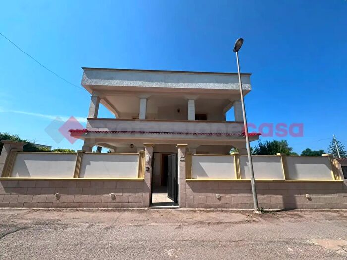 Casa con 9 locali in vendita in Via Saponarie, Leporano
