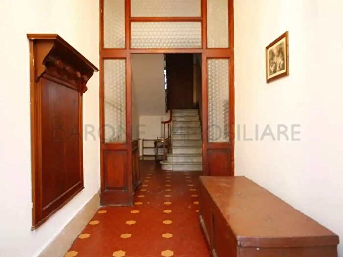 Appartamento con 10 locali in vendita in Via San Sebastiano, Massa