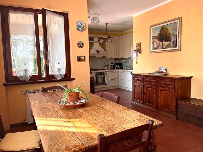 Casa con 9 locali in vendita in Massarosa