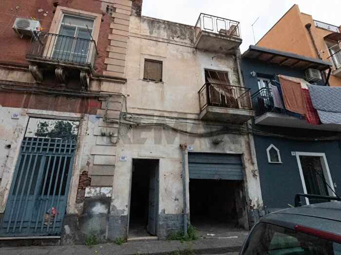 Casa con 6 locali in vendita in Via delle Calcare, Catania