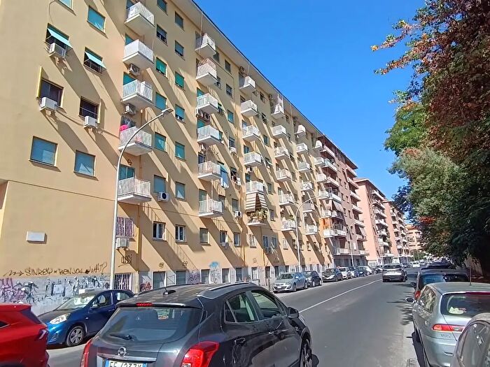Appartamento con 6 locali in vendita in Via Calpurnio Fiamma, Roma