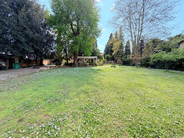 Casa con 10 locali in vendita in Cascina