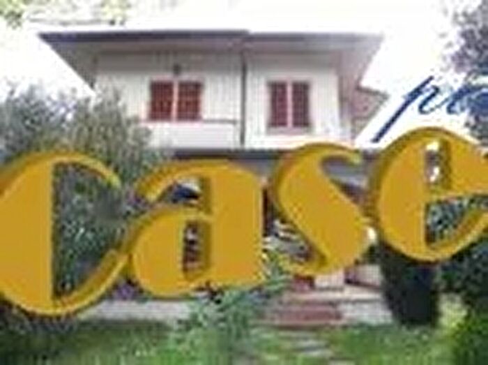 Casa con 10 locali in vendita in Camaiore
