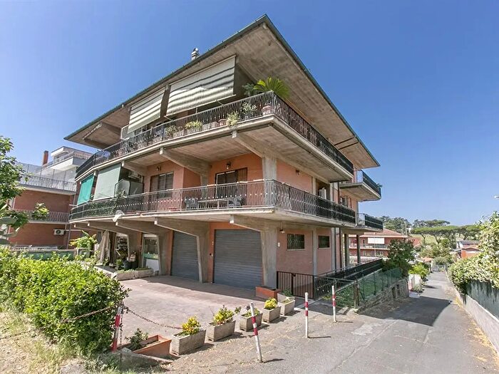 Appartamento trilocale in vendita in Via Fosso del Poggio, Roma