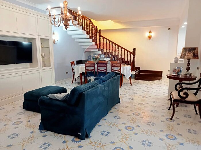 Casa con 8 locali in vendita in Via Campana, Quarto