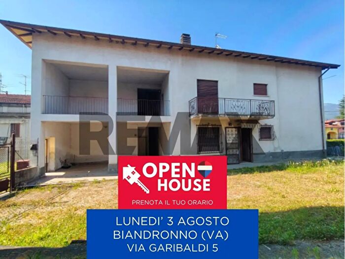 Casa con 6 locali in vendita in Via Garibaldi, Biandronno