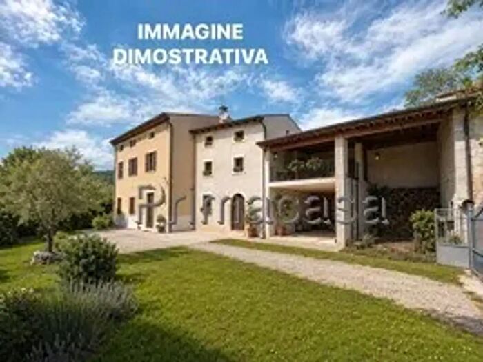 Casa con 6 locali in vendita in Via, Soave