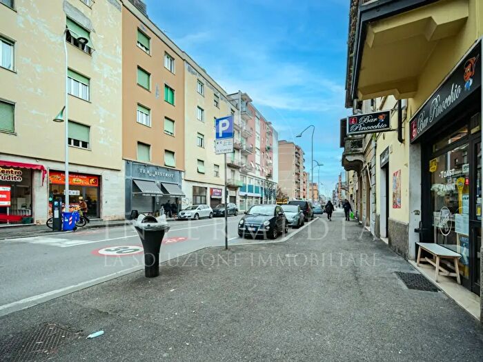 Appartamento trilocale in vendita in Via Cremona, Brescia