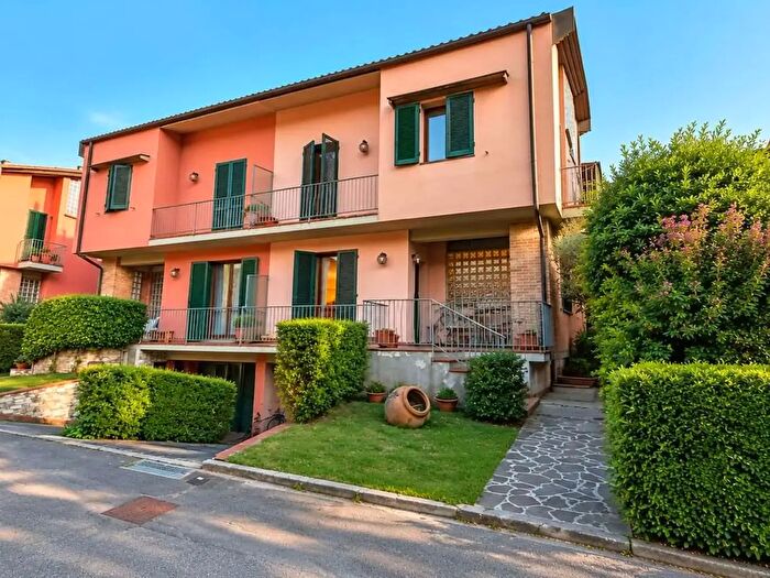 Casa con 8 locali in vendita in Vicopisano