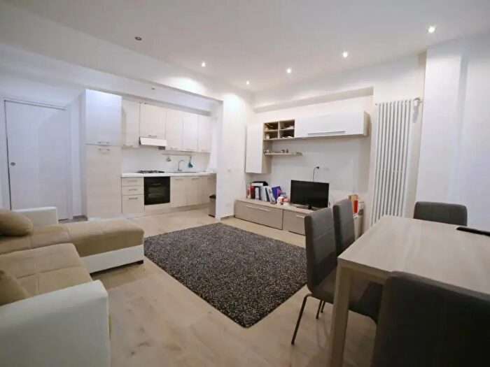 Appartamento trilocale in affitto in Via Sangallo, Milano
