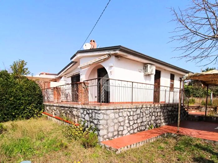 Casa quadrilocale in vendita in Via dei Gigli, Vibonati