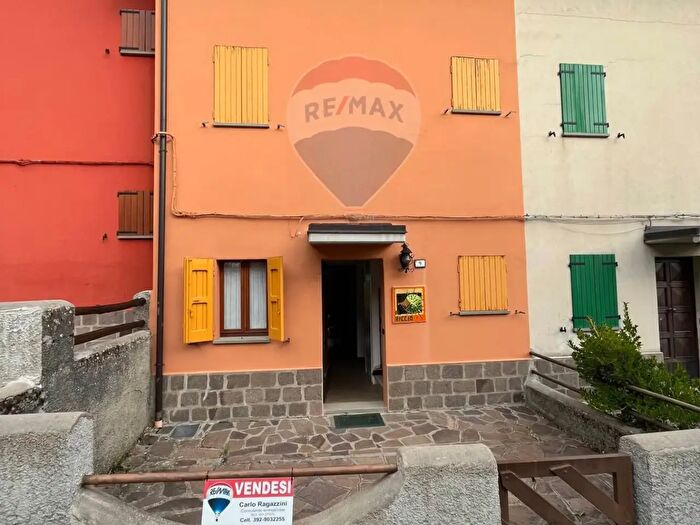 Casa con 8 locali in vendita in Sestola